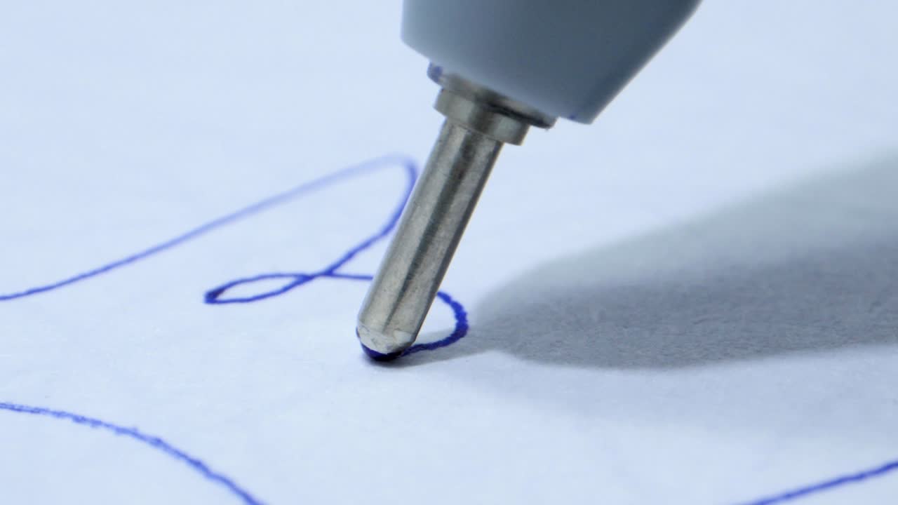 블루 펜 클로즈업 뷰로 그림을 그리는 선