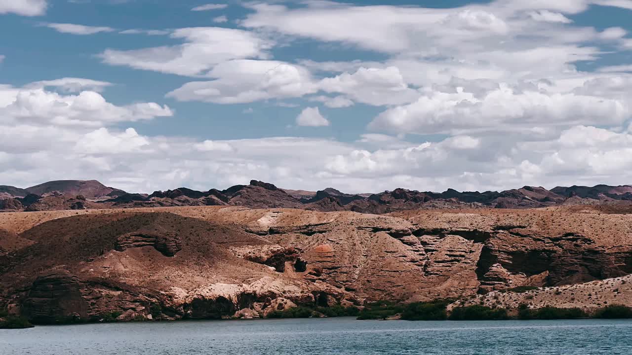 пустынные горы и речные ландшафты