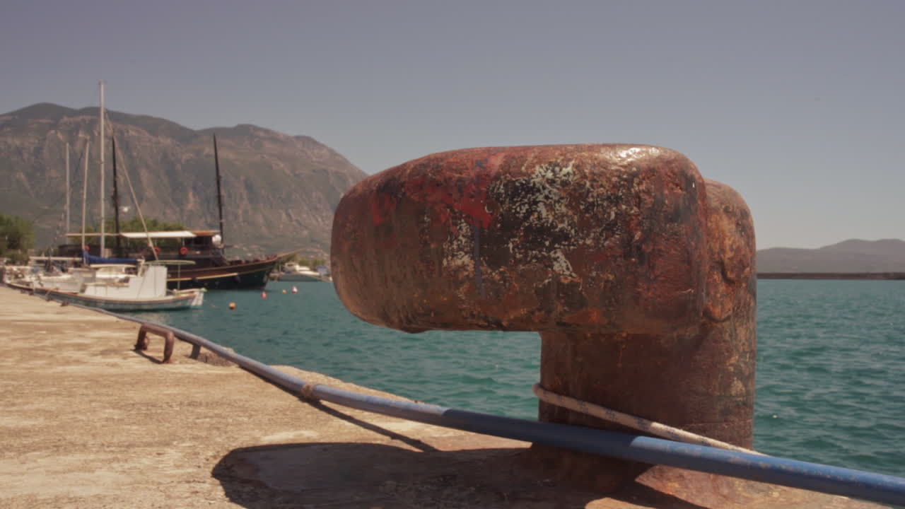 골든 아워 동안 칼라마타 항구에서 찍은 영상