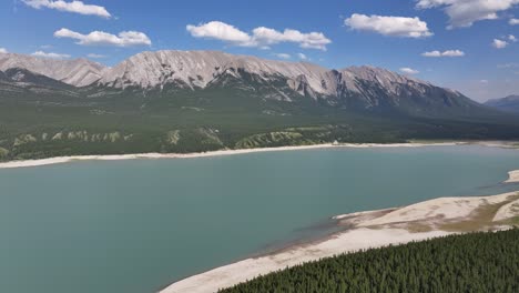 Una-Panorámica-Aérea-De-Toda-La-Longitud-De-Las-Aguas-Glaciales-Verde-Azuladas-Del-Lago-Abraham-En-Las-Montañas-Rocosas-De-Alberta,-Canadá