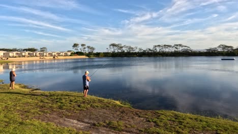 persona disfruta de la pesca pacífica al atardecer