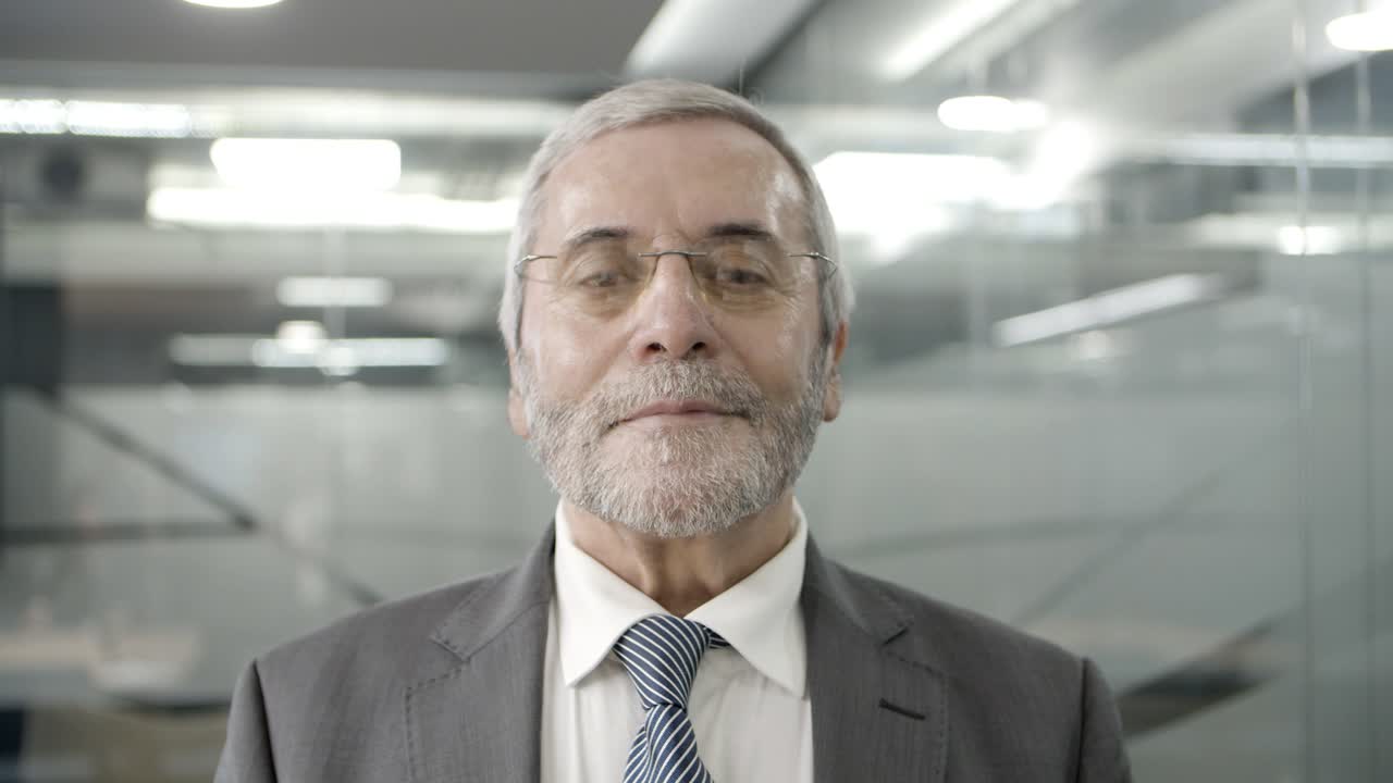 hombre de negocios maduro y guapo mirando a la cámara