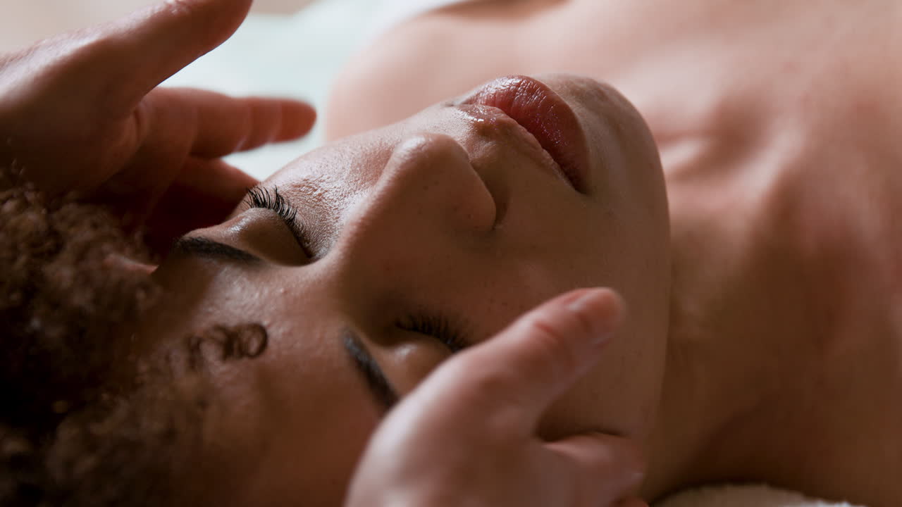 mujer recibiendo un masaje