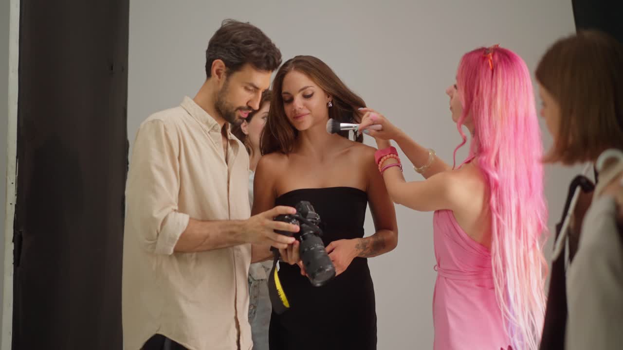 detrás de las escenas de una sesión de fotos profesional