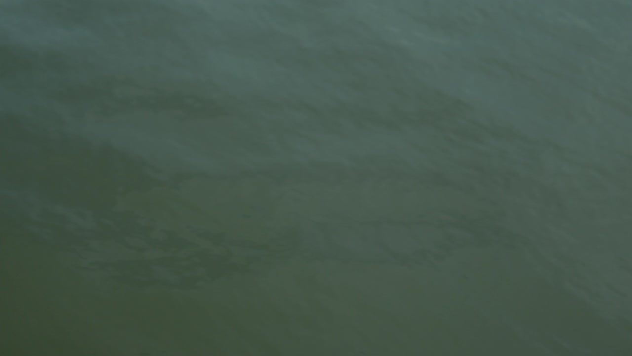 antena de sutiles, pequeñas, ondas verdes del océano en el mar abierto