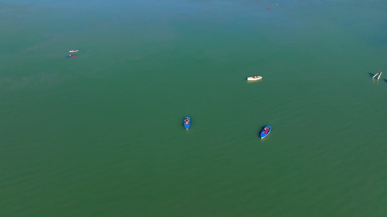vista de arriba de los barcos de alquiler en el puerto de rust, neusiedlersee, burgenland, austria