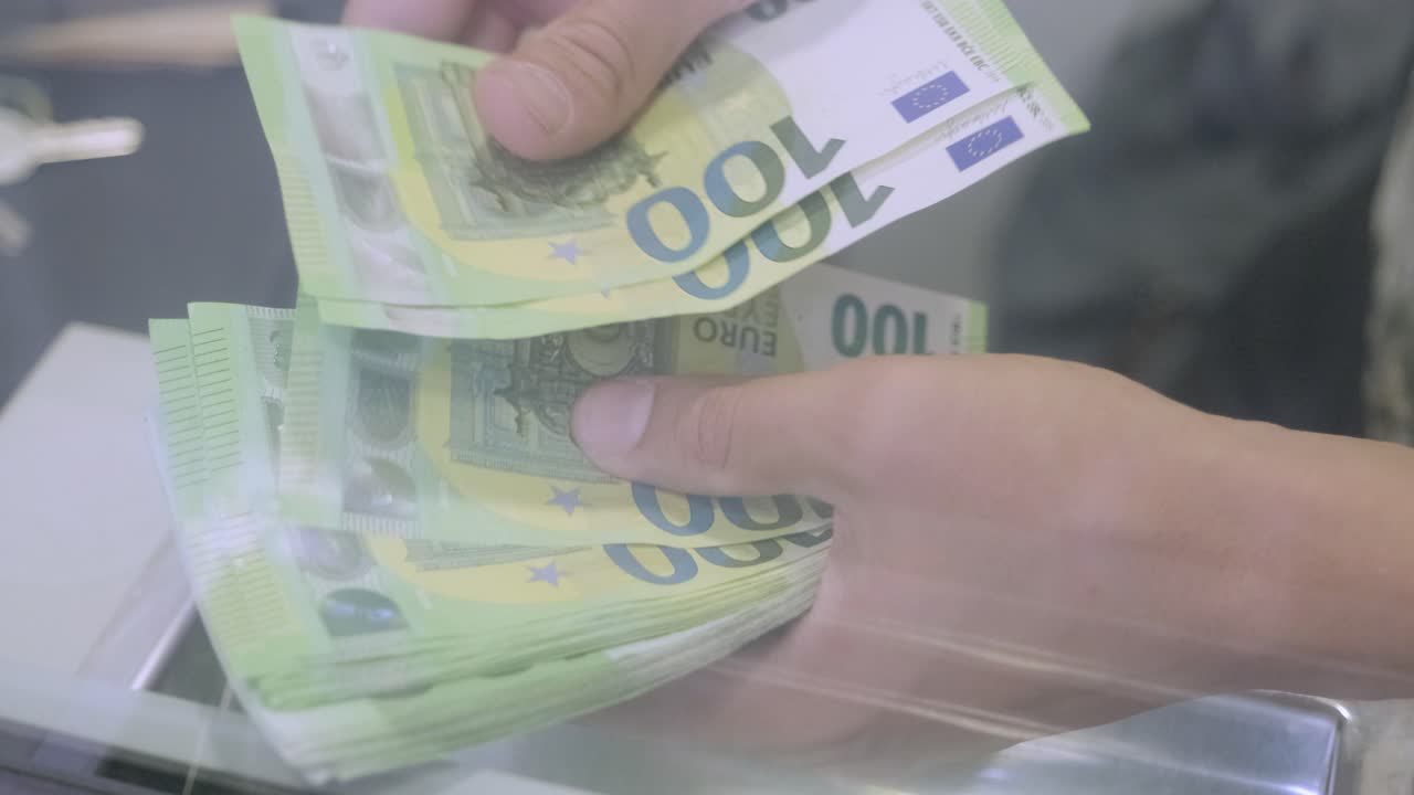 Hender som teller penger med hvit bakgrunn