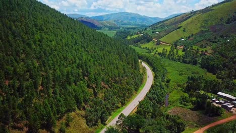 Malerische-Fahrt-Auf-Einer-Bergstraße-Mit-Dichtem-Grünen-Wald-In-Uganda