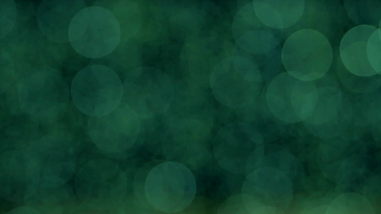 Natlig abstrakt grøn baggrund er sløret med flot bokeh. Slørede julelys bokeh. Panorering over sløring