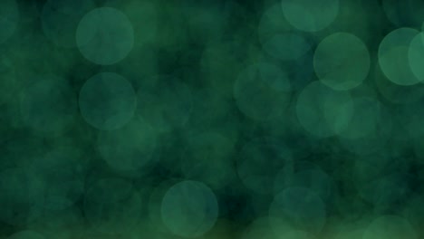 el fondo verde abstracto de la noche está desfocado con un bonito bokeh. luces de navidad borrosas bokeh. panorámica a través del borrón.