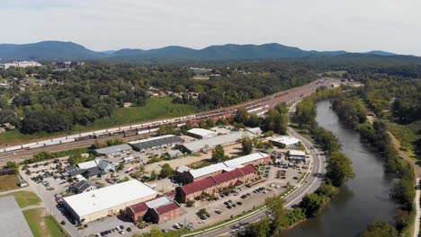 Video-Aéreo-De-Drones-De-4k-Del-Río-Ancho-Francés-Y-El-Patio-De-Trenes-Del-Sur-De-Norfolk-En-Asheville,-Nc