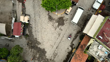 Vista-Aérea-De-Automóviles-Y-Motocicletas-Conduciendo-En-La-Calle-Del-Pueblo-De-Sayulita-En-México