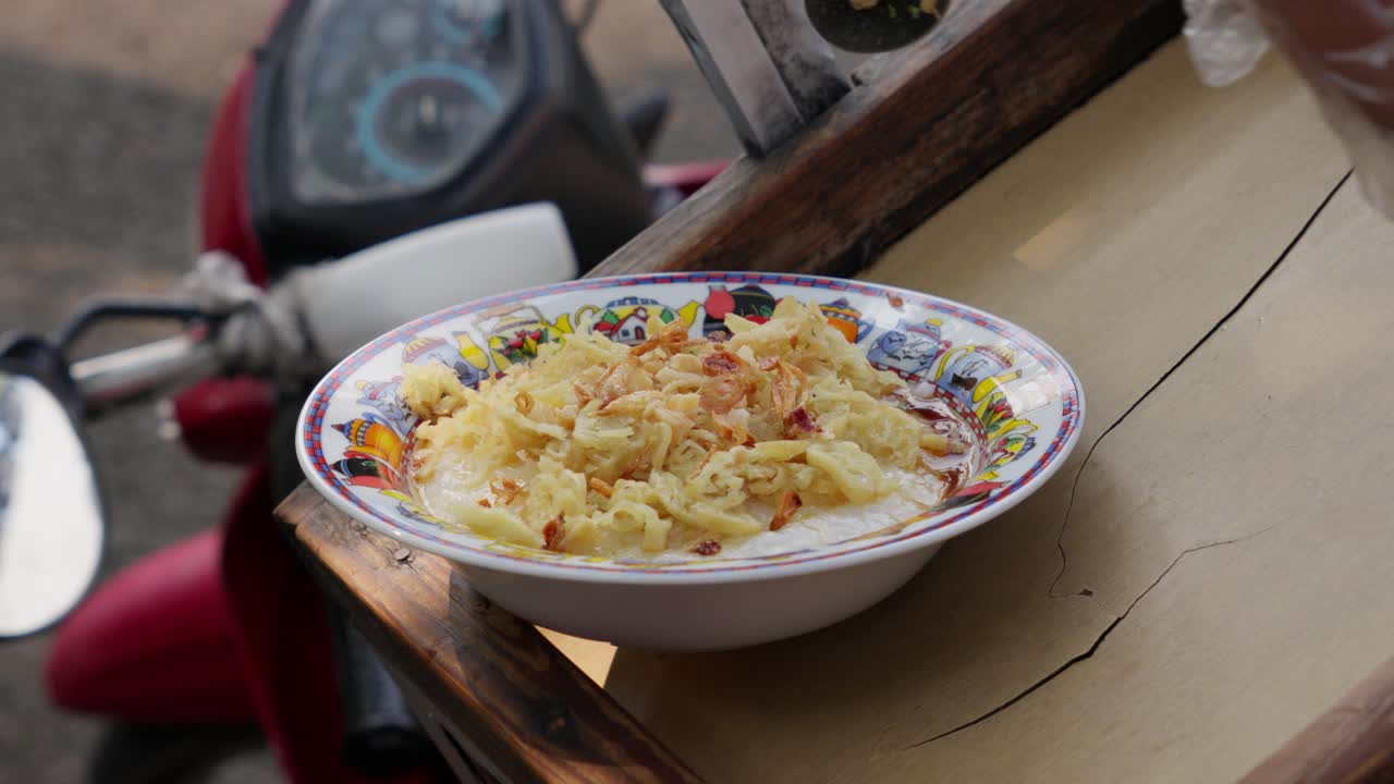 Porridge indonesiano guarnito con condimento di scalogno fritto croccante