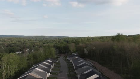 grandes imágenes aéreas de drones de founders ridge, drones volando directamente desde la calle suburbana para revelar una increíble vista del bosque circundante