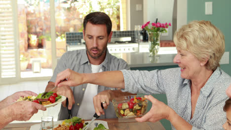 Großfamilie-Beim-Abendessen