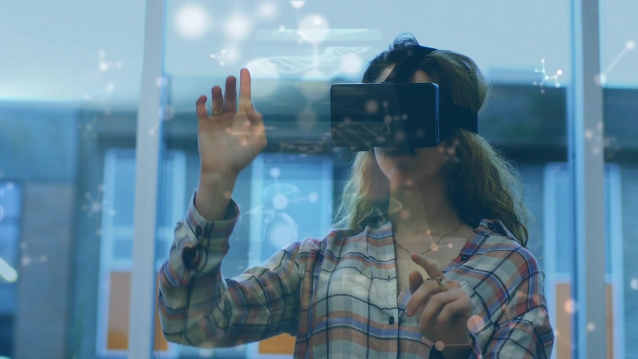 Animazione di disegni e equazioni matematiche su un uomo con visore VR