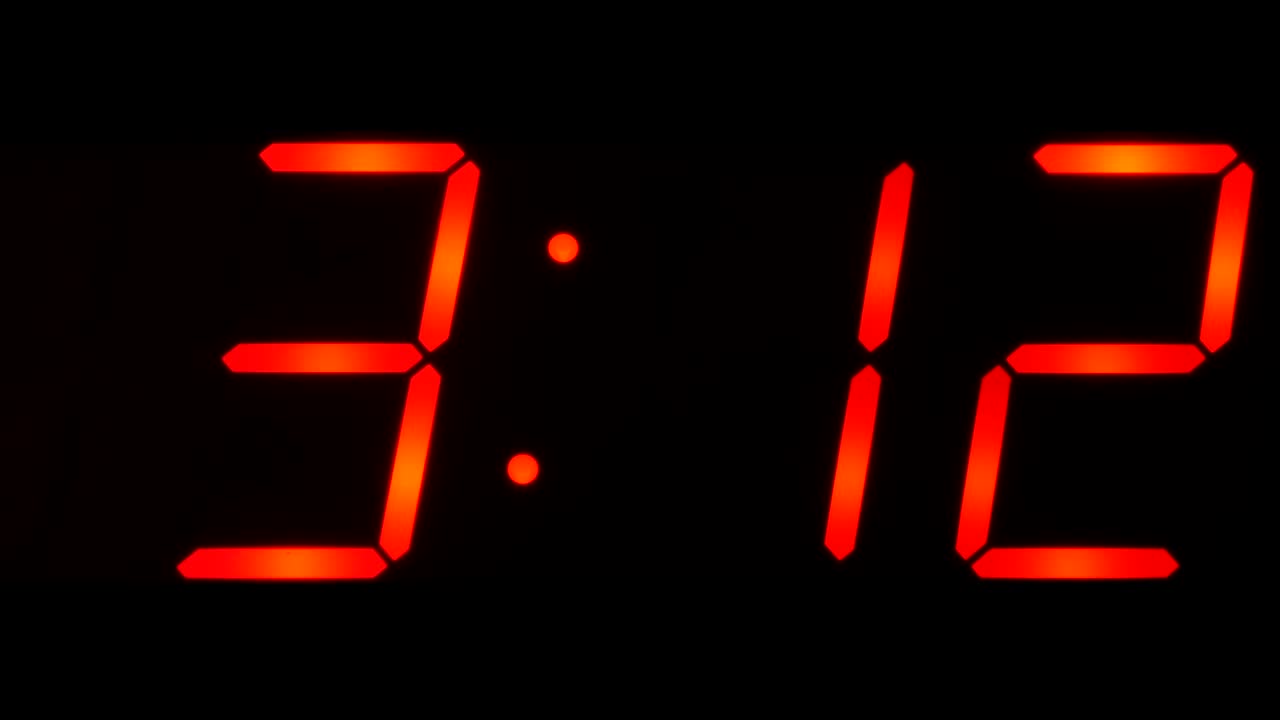 hora que se muestra entre las 03:00 y las 03:59 en el gran reloj digital