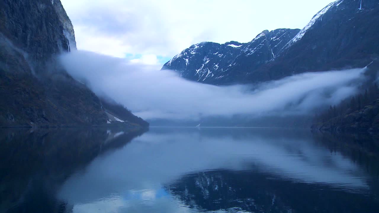 nubes increíbles y niebla se ciernen sobre un fiordo en noruega en timelapse