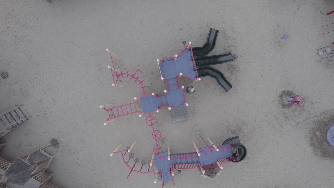 사람이 없는 다채로운 어린이 놀이터의 하향식 전망