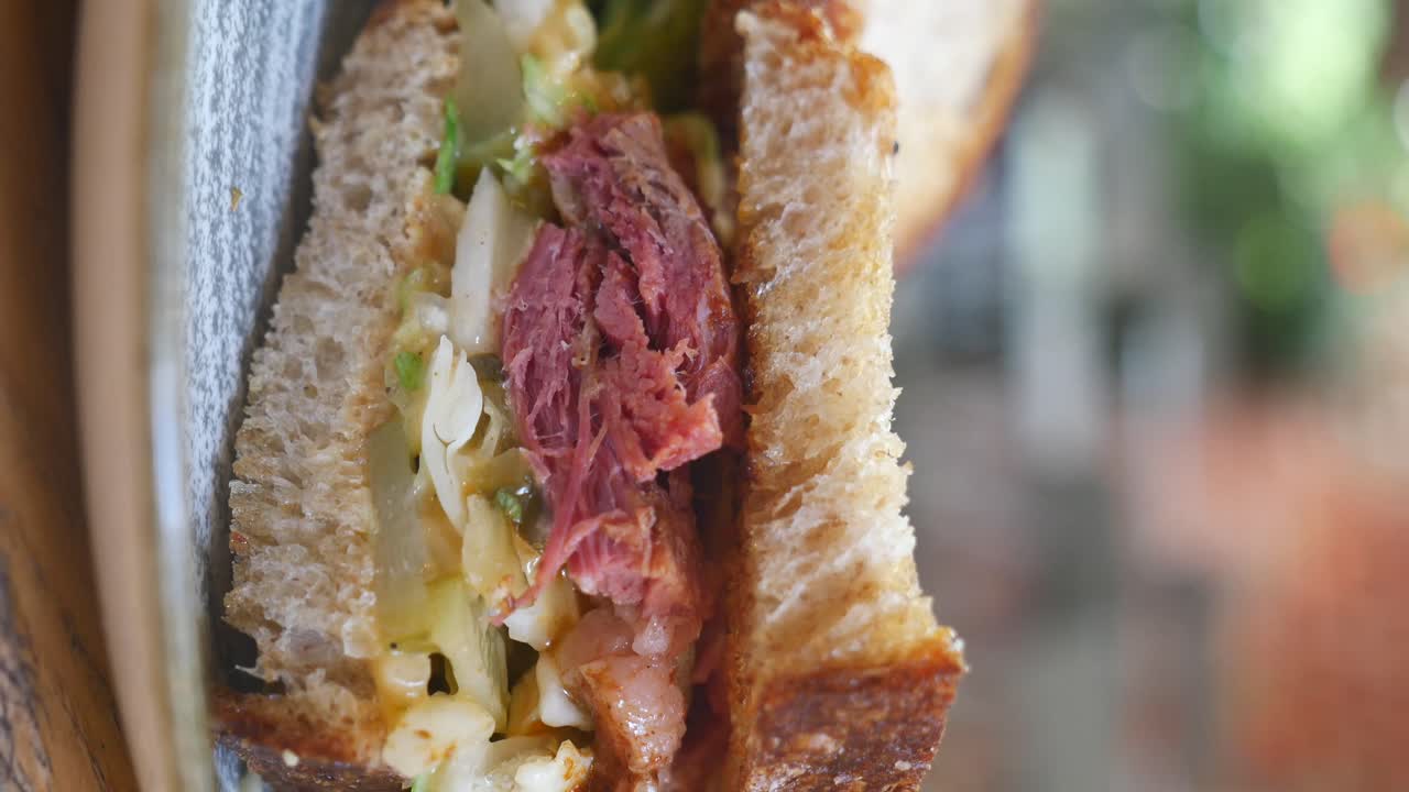 Primo piano di un sandwich di corned beef