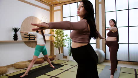Frauen-Machen-Yoga-Drinnen