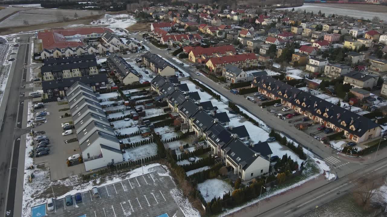 Luftfoto af lille europæisk by med moderne boligforstadskvarter
