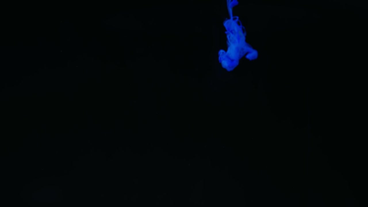 노란색과 파란색 잉크가 물에 여 있습니다.