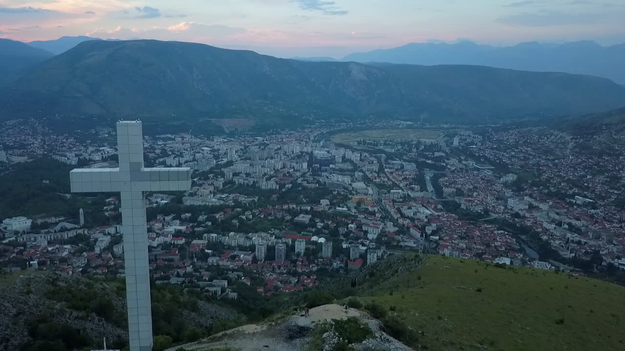 mostar 보스니아가 내려다보이는 언덕 꼭대기에 있는 대형 밀레니엄 크로스로 비행