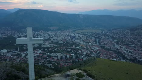volando a la gran cruz del milenio en la cima de una colina con vistas a mostar bosnia