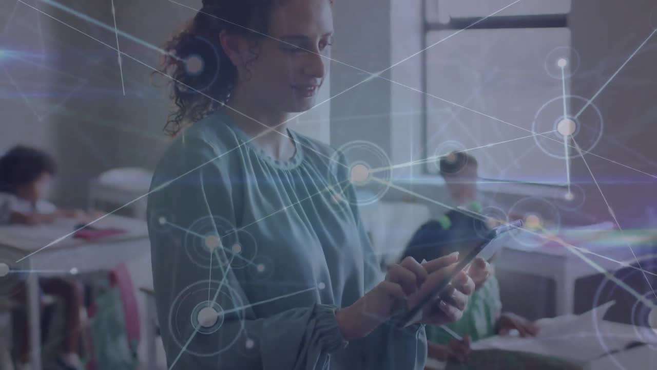 animación de la red de conexiones a través de maestras caucásicas con tableta y alumnos diversos