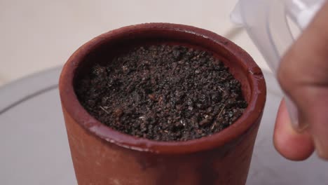 regar el suelo después de plantar la semilla de la planta