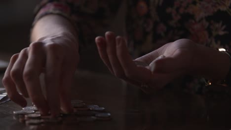 mujeres contando monedas de dinero en cámara lenta