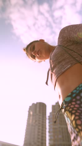 chica adolescente saltando la cuerda al aire libre