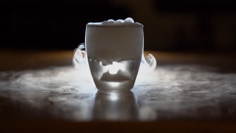 agua sobre hielo seco en un vaso