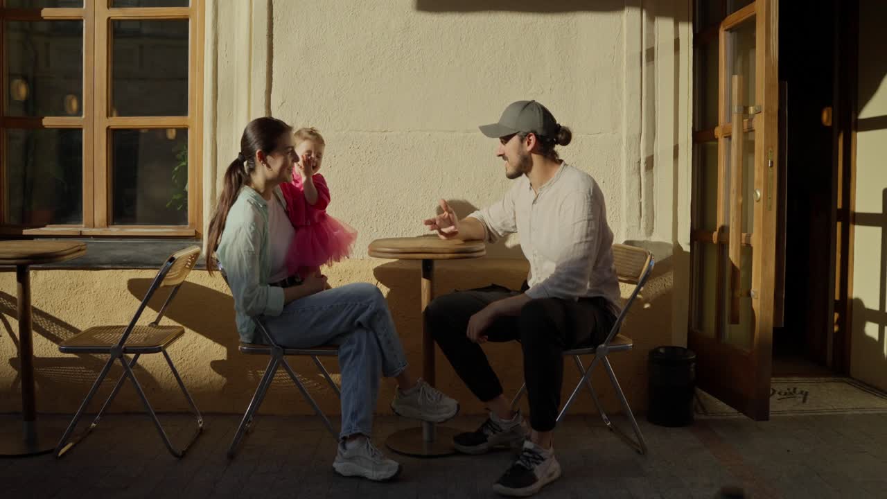 familia feliz disfrutando de una comida en un café al aire libre