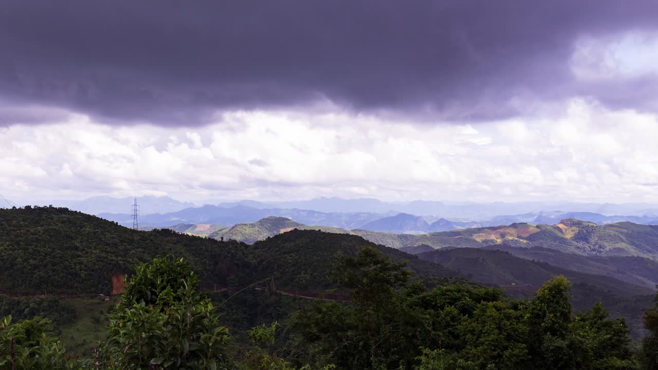 vista montañosa en el norte de laos con nubes de tormenta en movimiento