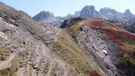 Mujer-Camina-Por-Un-Sendero-De-Montaña-En-El-Parque-Nacional-De-Prokletije,-Montenegro---Dolly