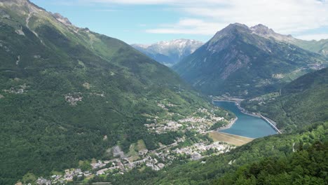 Valle-De-Eau-D&#39;olle-Y-Pueblo-De-Montaña-Allemond-Cerca-De-Alpe-D&#39;huez,-Alpes-Franceses---Antena