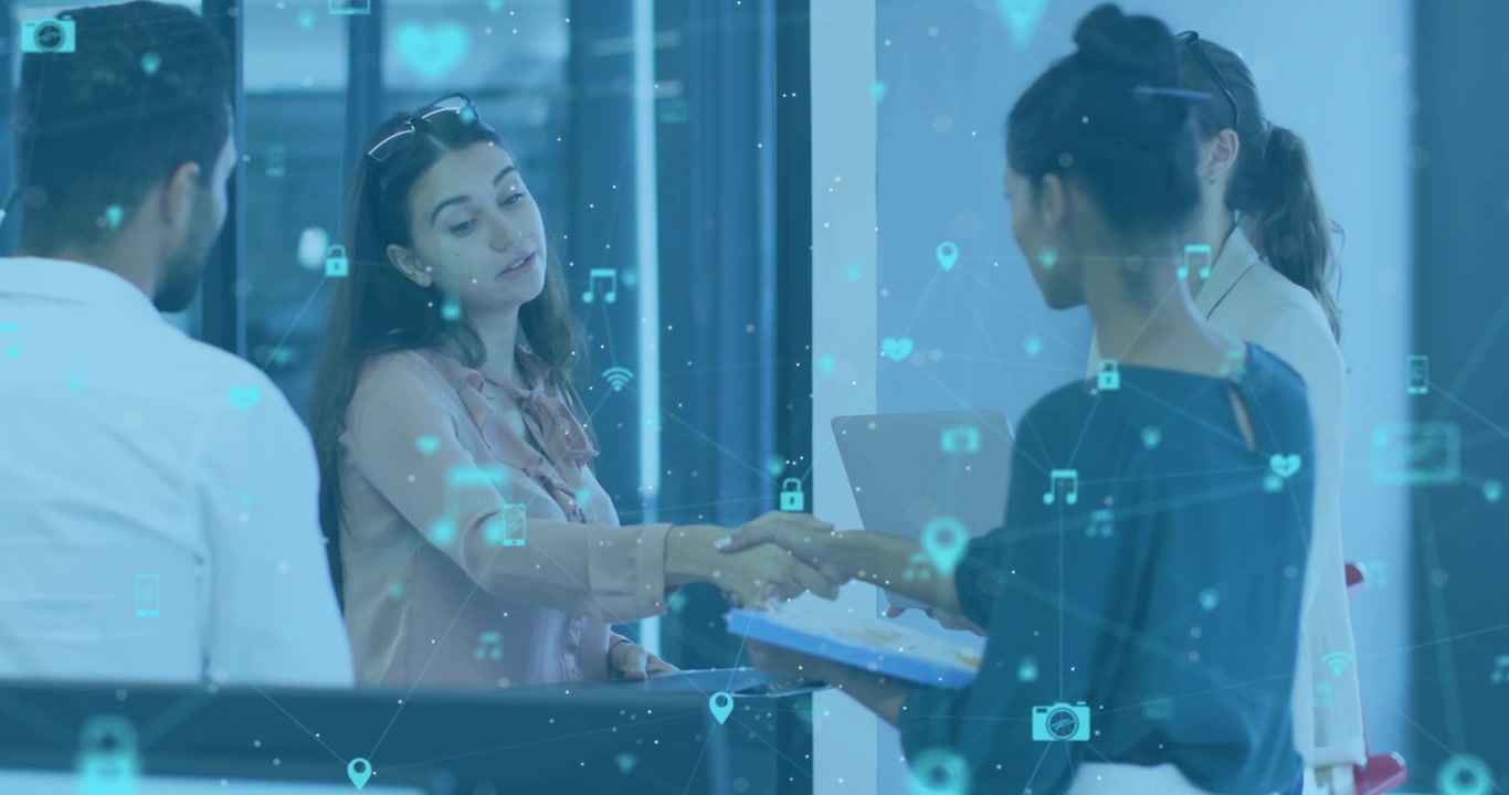 Animazione di una rete di connessioni con icone su diversi professionisti in riunione in ufficio.