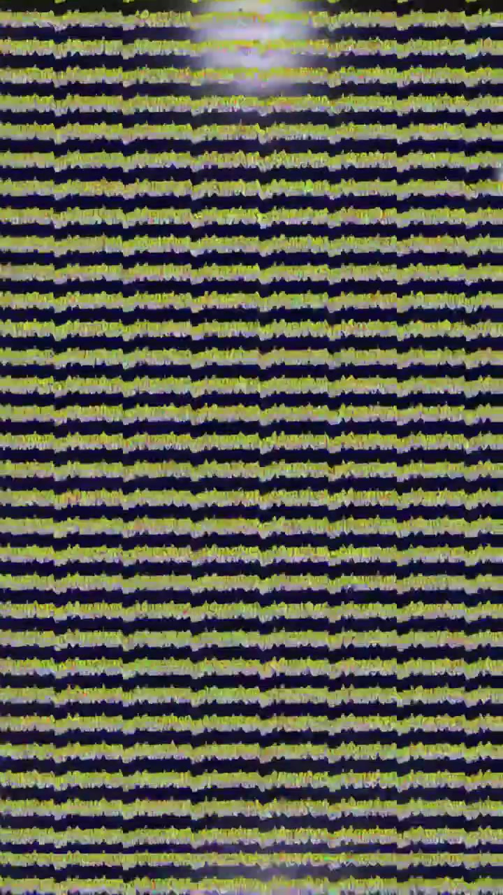 Video verticale: Glitch a strisce che reagisce a un feed corrotto, dividendosi in blocchi e riformando le strisce.