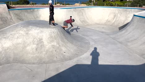 joven patinador haciendo trucos al aire libre. video en cámara lenta