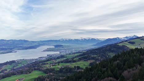 Panoramablick-Auf-Den-Wald-Glarner-Schweizer-Alpen-Lauterbrunnental-In-Der-Schweiz