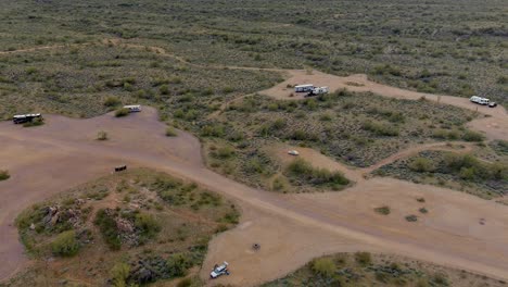 Retroceso-Aéreo-Que-Revela-Un-Campamento-Plano-De-Arizona-Y-Un-Horizonte-En-La-Distancia,-Anochecer