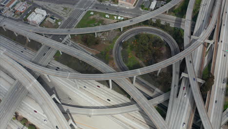 Antena:-Dando-Vueltas-Lentamente-Sobre-El-Enorme-Intercambio-Judge-Pregerson-Que-Muestra-Múltiples-Caminos,-Puentes,-Autopistas-Con-Poco-Tráfico-De-Automóviles-En-Los-Ángeles,-California,-En-Un-Hermoso-Día-Soleado