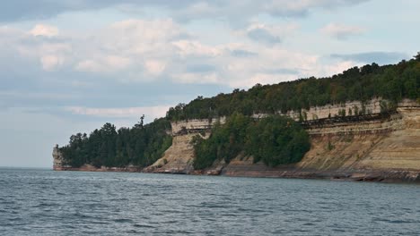 Costa-Nacional-A-Orillas-Del-Lago-De-Rocas-En-La-Foto-Desde-Tourboat,-Michigan