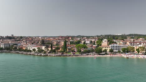 Desenzano-Del-Garda-Stadt--Und-Seepanorama-Drohnenaufnahme-01