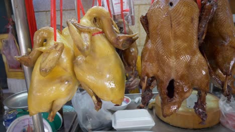 Documental-De-Venta-De-Patos-De-Pollo-Oscuros-Sazonados-Cocidos-Colgados-En-El-Mercado-De-Comida-Callejera