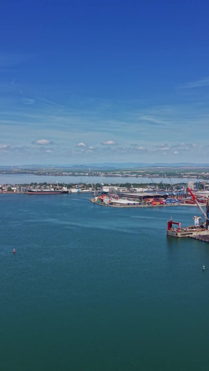Vista del porto con barche e skyline della città durante una giornata limpida nell'area portuale