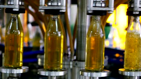 línea de máquina automática para llenar agua en una botella de vidrio. embotellado de bebidas a base de hierbas en botellas de vidrios. producción de agua potable y bebidas.