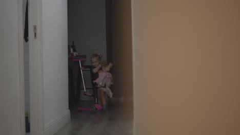niña teniendo un paseo emocionante en casa
